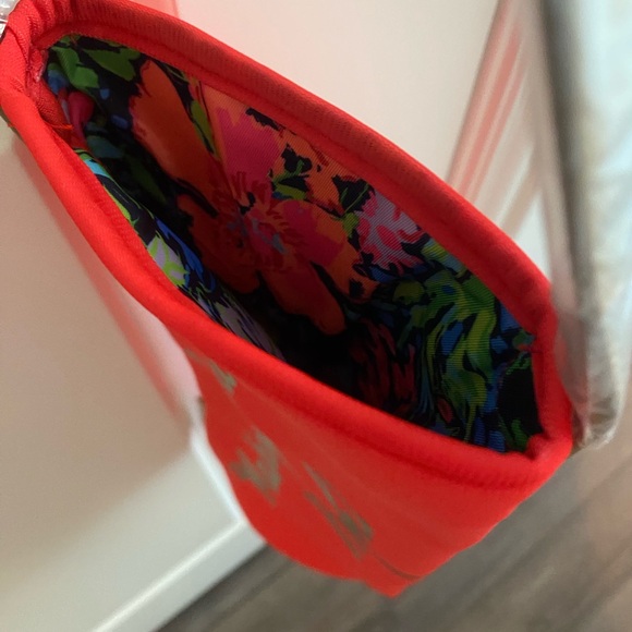 Lilly Pulitzer NEW Wine Tote Red with gold in original package nwt - Picture 3 of 4